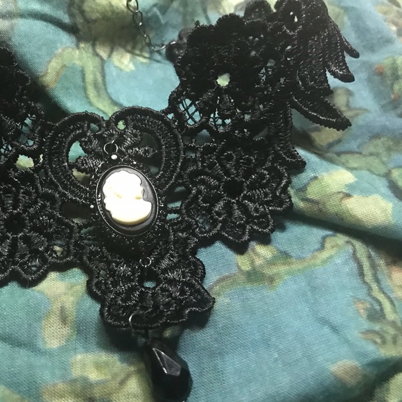 Claire’s Lacey Black Cameo Choker - Picture 3 of 7